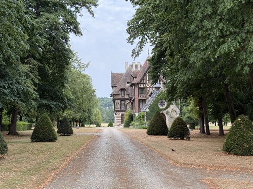 Manoir de Villers vu depuis son portail.