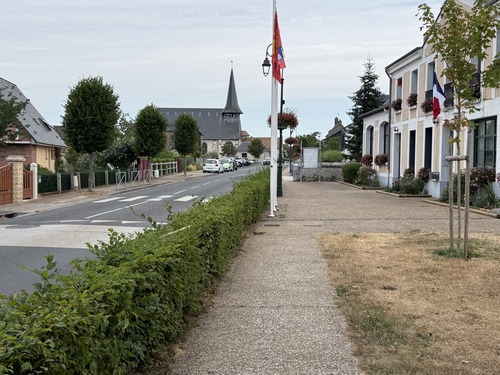 Retour dans le bourg de Saint-Pierre-de-Manneville.