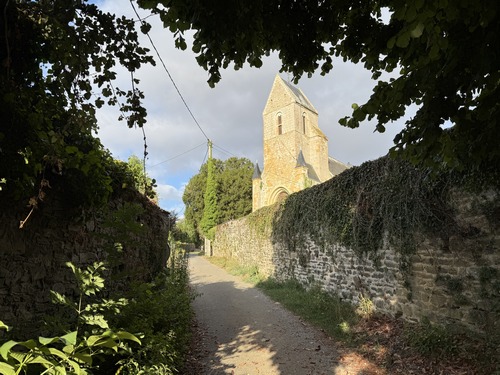 Le chemin débouche au pied de l'église. C'est l'ancienne chapelle du château seigneurial de Trois Monts, rasé au XXe siècle. Nous avons repéré quelques balises jaunes pour ce circuit, mais trop rares pour être un point d'appui, la trace GPX est indispensable.