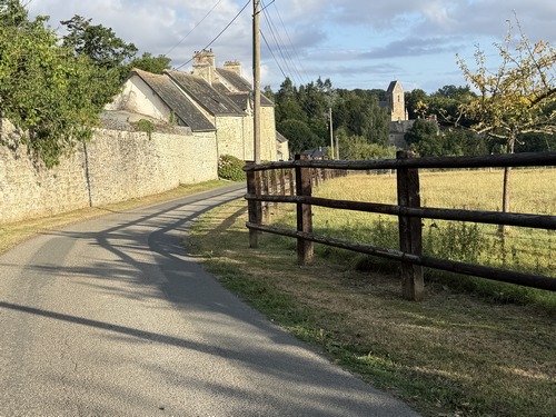 Rue du Vieux Château, regard arrière vers l'église.