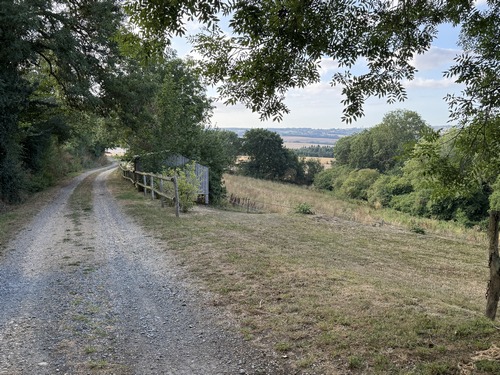 Nous sortons du bourg par le chemin des Trois Monteaux, avec son panorama vers la vallée de l'Orne.