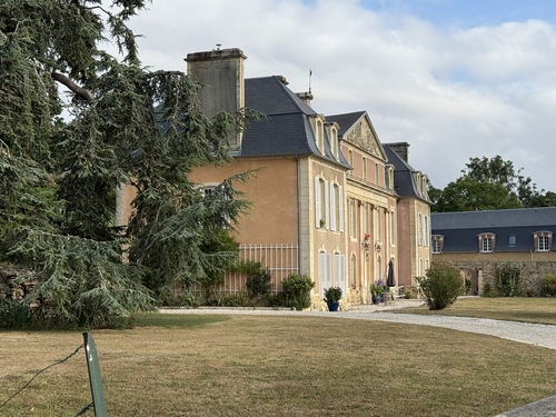 Le château du Vaugroult (XVIIe XVIIIe), bénéficie d'une vue exceptionnelle sur l'Orne.