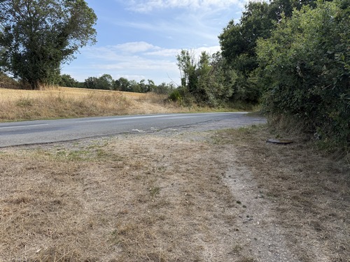 Le chemin débouche sur la route des Hauts Vents (D212). Les balises d'une variante du GR36 nous indiquent de continuer en face pour éviter la route. Ce n'est pas forcément une bonne idée: à la fin de ce chemin la descente est raide et glissante. Il est possible de rester sur la route jusqu'au chemin du Val de Viard.