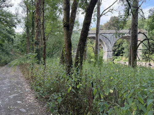 Le chemin du Val de Viard est très agréable, et rejoint le viaduc Sainte-Anne. Il faut dépasser le viaduc pour trouver, à gauche, le chemin qui monte vers la voie verte.