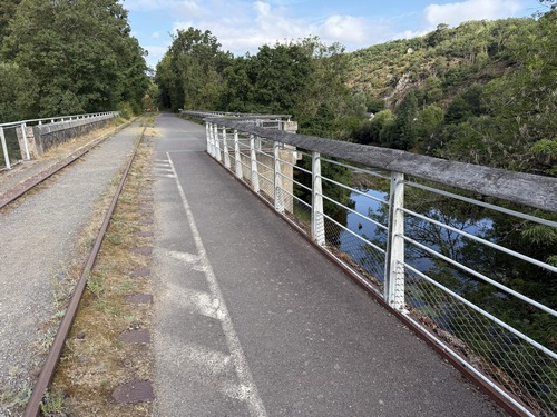 Nous marchons sur le viaduc Sainte-Anne, voie verte de la Suisse Normande. En suivant la voie verte derrière nous, on rejoint le fameux et impressionnant viaduc de Maizet.