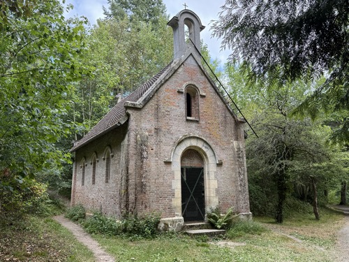 A l'origine la chapelle Sainte-Anne (XVIe) se trouvait à l'endroit du viaduc et a été détruite pour laisser place au chemin de fer, puis reconstruite ici. Le site était autrefois dédié au culte de Trivia, déesse mère vénérée pour la protection des chasseurs, puis il fut dédié à Diane, et enfin à Sainte Anne avec des processions chaque année le 23 juillet.