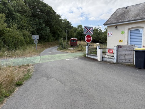 Nous retrouvons la voie verte de la Suisse Normande, nous allons la suivre à droite.