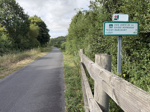 Nous préférons de beaucoup les chemins de terre, mais cette voie verte n'est pas désagréable.
