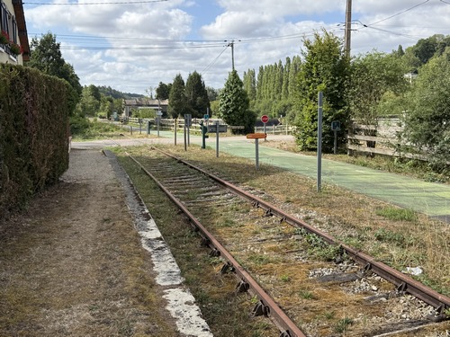 Nous arrivons à l'ancienne halte ferroviaire de Grimbosq qui a conservé son quai. Nous allons traverser l'Orne à droite sur le Pont de Brie.
