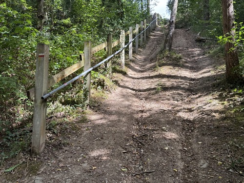 Une montée bien raide, mais pas très longue, a été équipée d'une main courante bienvenue.