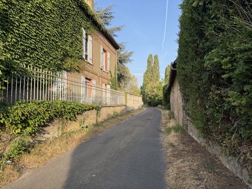 Nous sortons du village par le Sentier aux Rats (!), pour rejoindre la Sente des Bois qui monte vers Vatteville.