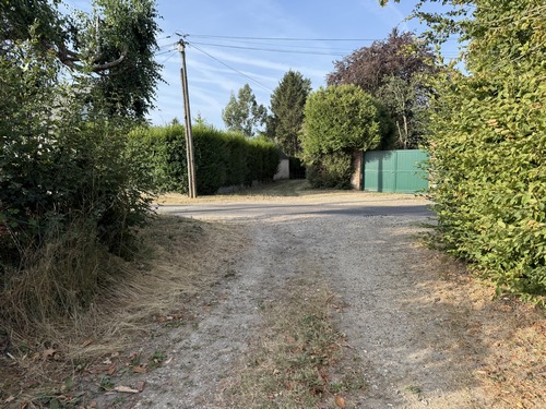 Nous allons traverser la rue Chevalier d'Aumare et continuer en face.