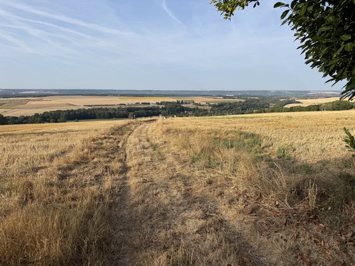 Superbe panorama sur la boucle de Muids dans la descente du coteau.