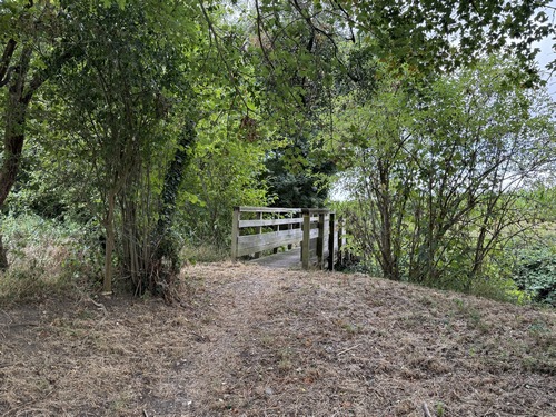 Passerelle sur l'Oudon. La rivière était à sec lors de notre passage.