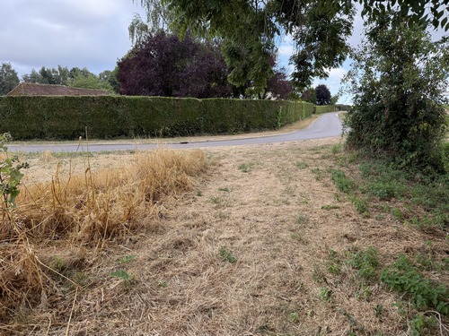 Nous allons prendre la route des Costils à gauche pour entrer dans Ecots.