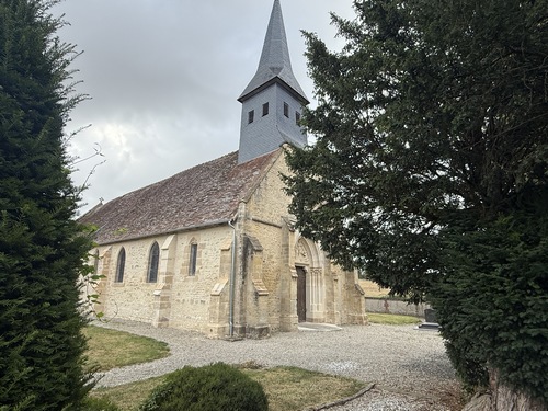 Nous arrivons au village de St-Martin-de-Fresnay, avec ici l'église Saint-Martin (XIVe). La photo du tympan sculpté de Saint Martin partageant son manteau est dans l'album de la rando.