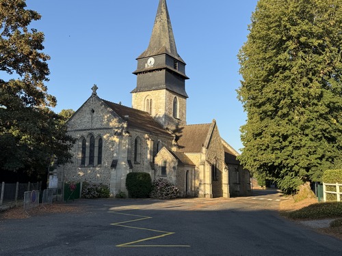 Nous partons de la place des Tilleuls où se trouve l'église Saint-Germain (XIIIe, XVIe et XVIIIe) et prenons la direction de la rue de la Vierge du Moulin, en face.