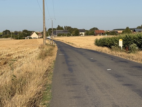 Après la ferme, nous devons suivre sur 600m la D11 assez fréquentée, avant de tourner à gauche avant Le Londe.