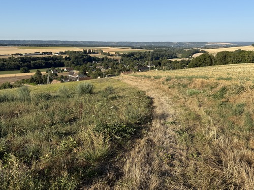 Nous avons traversé la rue Chevalier d'Aumare et descendons vers Daubeuf avec un magnifique panorama sur la boucle de Muids.