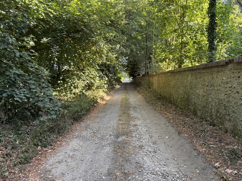 Nous longeons maintenant le mur du château de Heuqueuville.