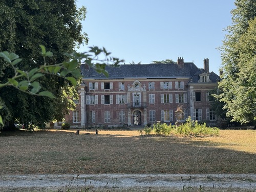 Le château de Heuqueville est un château des XVIe et XVIIIe siècles. Il proposait des gîtes encore récemment, mais son site web n'est plus accessible. En voyant la photo en grand format, on se demande même s'il n'est pas à l'abandon...