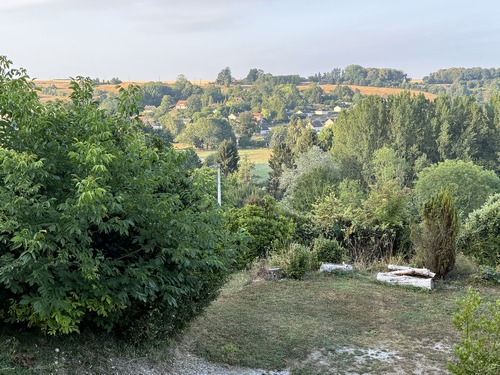 Vue, depuis le parking de l'église, sur la vallée du Fouillebroc. L'église se situe là où se situait le village lorsque la vallée était encore marécageuse.