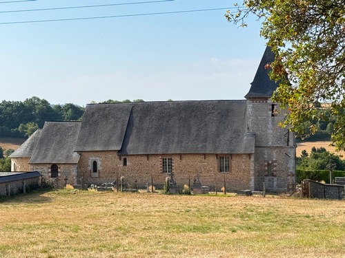 Eglise Saint-Pierre de Touffreville (XIe, puis XVIIe XVIIIe). L'église est aussi connue pour son cimetière qui accueille la romantique tombe d'Alphonsine.