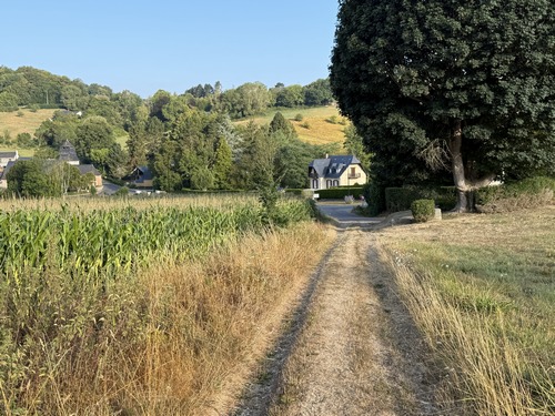 Nous approchons de Rosay-sur-Lieure. Le circuit officiel continue vers le bourg, nous allons tourner à droite après le calvaire pour rejoindre la Côte du Château.