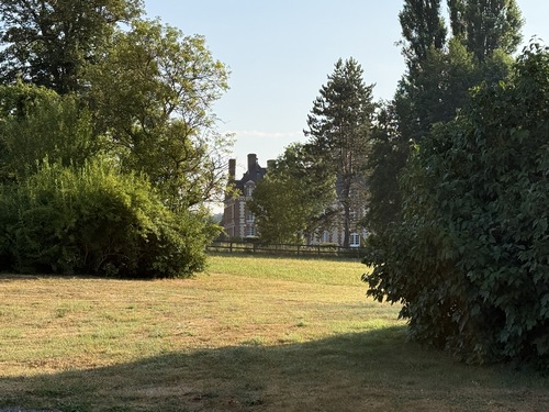 En cette saison, il est difficile d'apercevoir le château de Rosay.