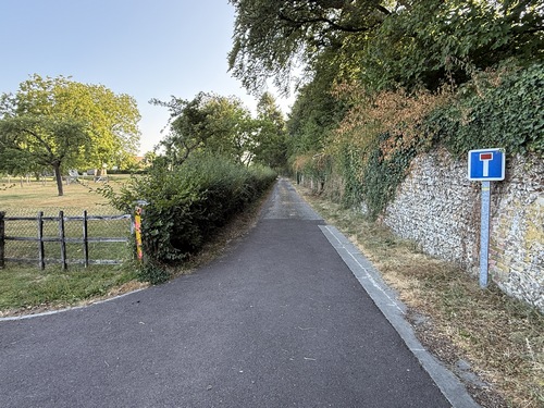 Nous montons un chemin plutôt raide qui relie la Côte du Château à la rue du Fol Accard, et retrouvons le circuit officiel.