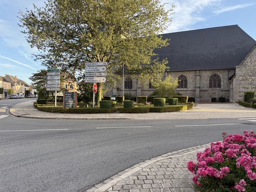 Nous partons du centre bourg, longeons l'église Notre-Dame (XVIe), et prenons la direction du nord ouest vers la rue du Moulin à Vent.