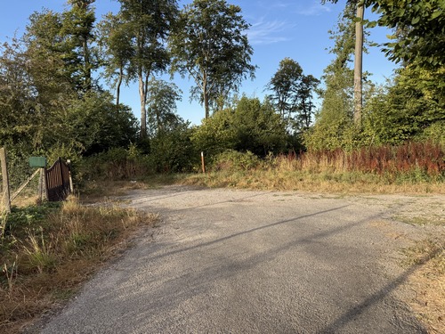 Nous avons pris l'Impasse de la Forêt, et au bout nous allons suivre le sentier à gauche.