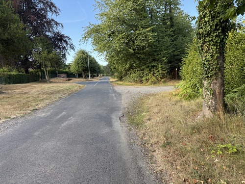 Notre chemin débouche dans la rue du Goulet, que nous allons quitter ici à droite.