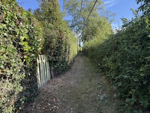 Au hameau du Goulet, nous suivons ce sentier qui se glisse entre les maisons.