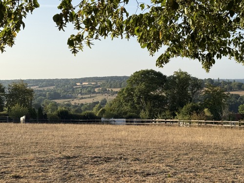 Nous partons du parking de la mairie et suivons la petite et tranquille route de Lisores (les voitures utilisent la D274). Marcher sur la route n'est pas notre idéal de randonnée, mais les paysages du vallon et des collines en face nous font oublier l'asphalte.