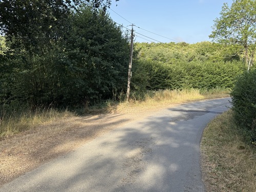 Après le chemin Henri Matisse, Nous suivons sur quelques mètres la route Eugène Delacroix (Il n'y aurait pas une sorte de thème par ici?), et allons la quitter tout de suite à gauche pour traverser les vestiges du ruisseau du Moulin de Lisores.