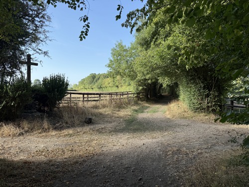 Au calvaire de la Milletière, nous allons prendre le chemin Paul Cézanne à droite.
