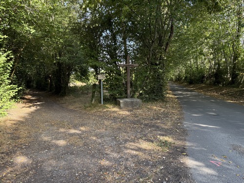 A la Croix des Bois, nous prenons à gauche le chemin qui entre dans les Bois de Lisores.