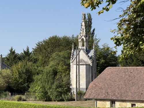 Depuis le chemin, on aperçoit la peu modeste chapelle funèbre de la famille Laniel (XIXe).