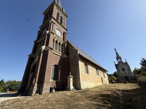 Eglise Saint-Vigor de Lisores et la chapelle funèbre.