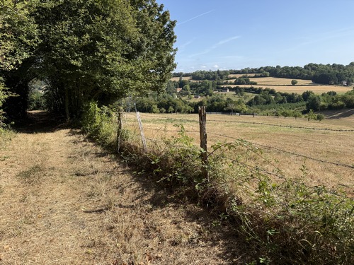 Nous avons retrouvé le coteau sud sur le chemin Raphaël, avec toujours ces paysages de vallon et de collines.