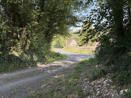 Notre dernier chemin (Auguste Renoir), débouche directement sur la route Eugène Delacroix qui entre dans Sainte-Foy-de-Montgommery.