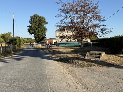 Hameau du Saucé. Nous allons tourner à droite après l'ancienne école. Devant nous, le calvaire a disparu. Attention, cette partie est commune avec le circuit de Sainte-Foy-de-Montgommery, lui aussi balisé de jaune.