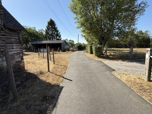 Le chemin de la Biltière débouche directement à l'entrée de Bellou.
