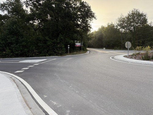 Nous traversons la D45 pour continuer en face sur le Chemin d'Ambourville.