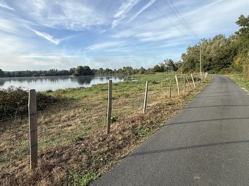 Route de la Grève le long des étangs.