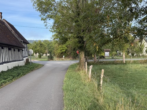 Nous arrivons à la route du Marais, nous allons la prendre à droite.