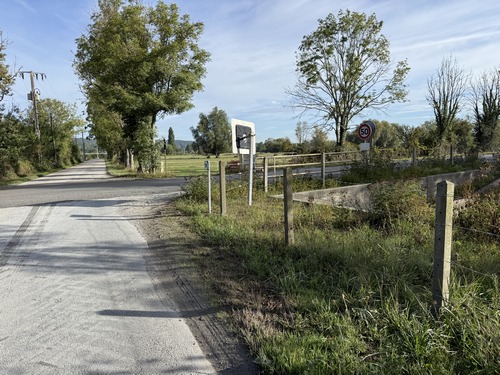 C'est ici que nous tournions à droite pour suivre le délicieux chemin du Pâtis, qui se faufilait entre les étangs. L'accès est désormais interdit, et le chemin à disparu, avalé par les gravières.
