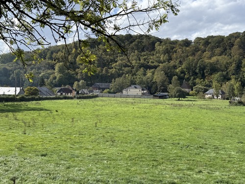Coup d'œil sur la vallée de la Clérette, le village du Tôt et la chapelle Notre-Dame. L'ancien circuit descendait du coteau d'en face, ce n'est plus possible à ce jour.