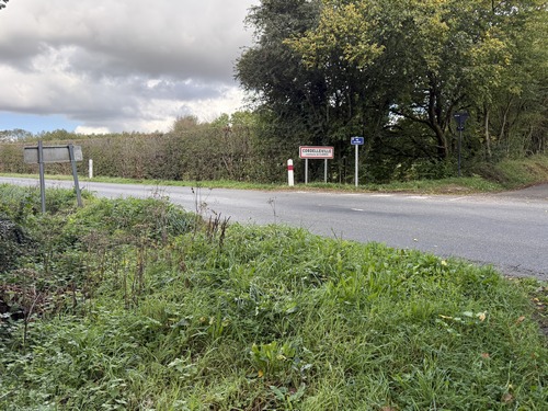Le chemin débouche à l'entrée de Cordelleville (Clères), nous allons suivre la route à gauche.